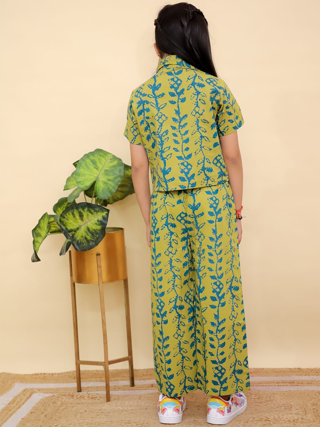 Green Crop Shirt Pant with Blue Print